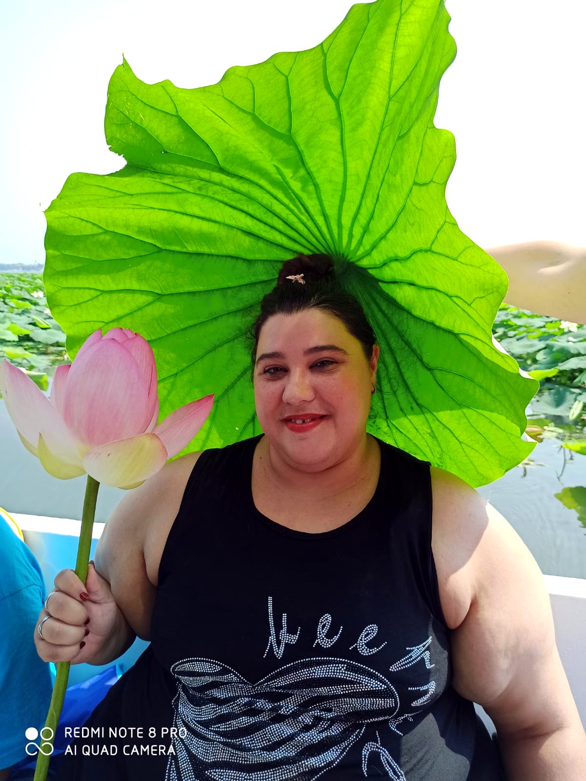 Un momento di gioco con un fiore di loto